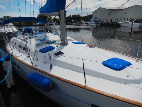 Slide: The Image of Beneteau 423 2005 - 9
