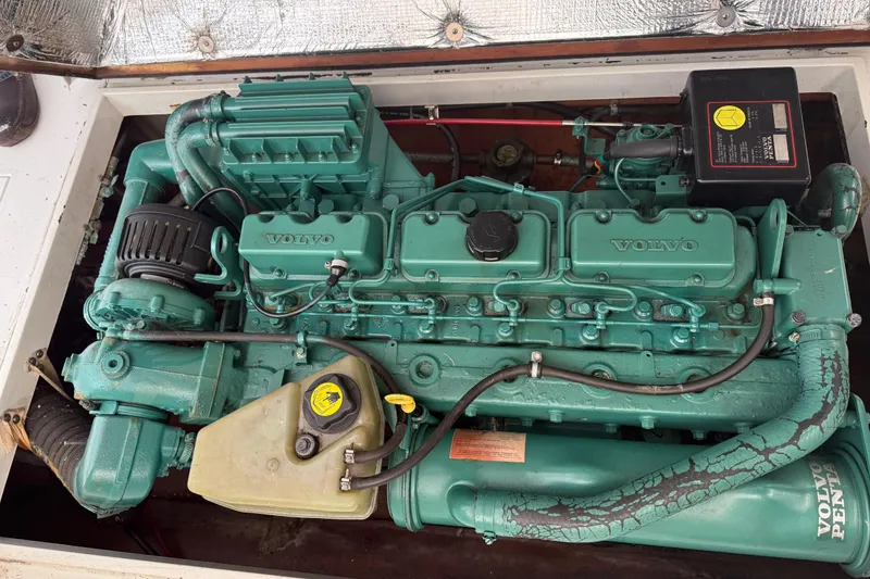 Slide: The Image of Volvo TAMD41 engine - 16