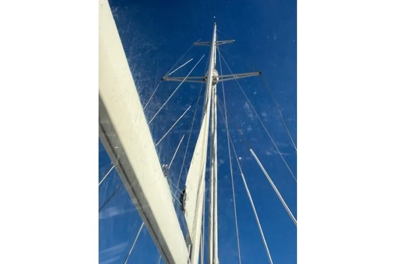 Slide: The Image of Tall mast of a 2002 Hylas 46 sailboat against a clear blue sky. - 6