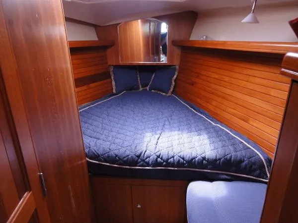 Slide: The Image of Hunter 45 Center Cockpit 2006 - 1