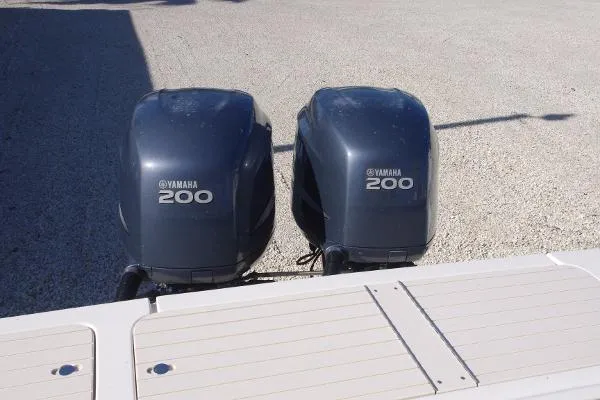 Slide: The Image of Parker Marine 2501 Center Console 2005 - 2