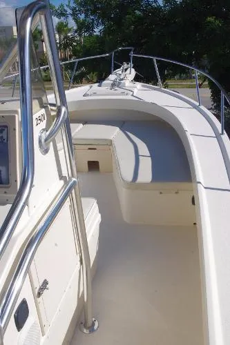 Slide: The Image of Parker Marine 2501 Center Console 2005 - 4