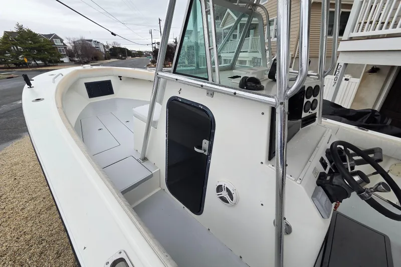 Slide: The Image of 1996 Regulator 26 Classic boat with spacious deck and steering console. - 15