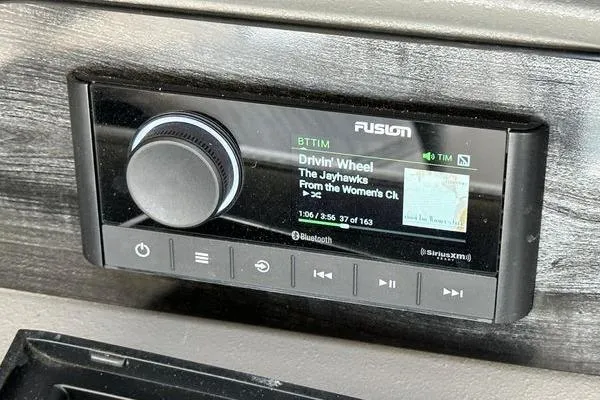 Slide: The Image of Fusion stereo system in 2005 Cruisers 420, displaying "Drivin' Wheel" by The Jayhawks. - 54