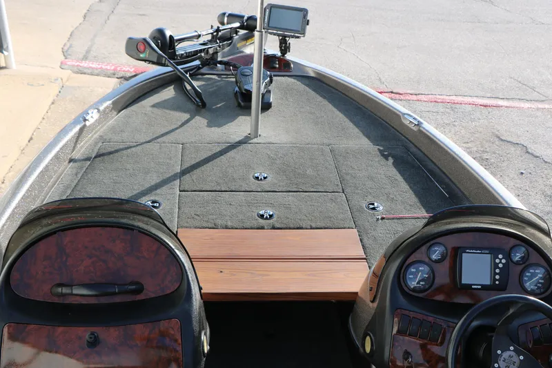 Slide: The Image of 2004 Ranger 185 VS boat interior with control panel and fishing equipment. - 19