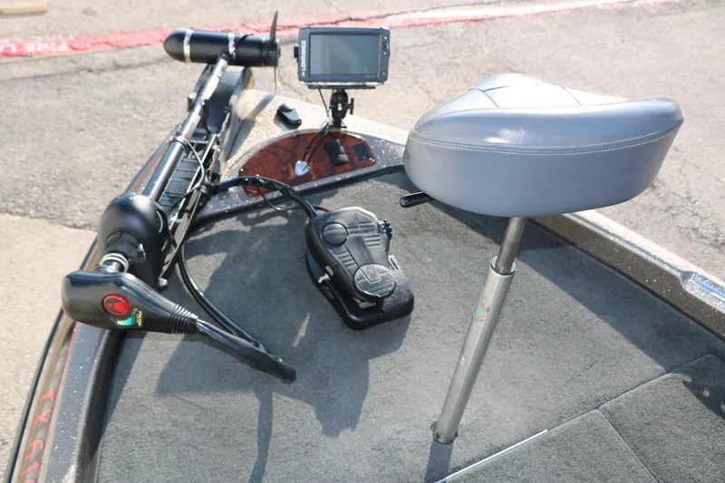 Slide: The Image of 2004 Ranger 185 VS boat deck with trolling motor, seat, and fish finder. - 25