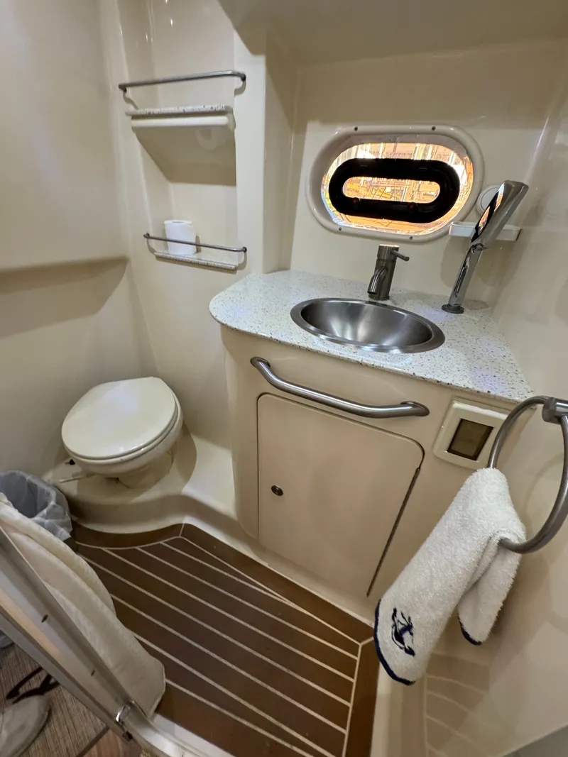 Slide: The Image of Sea Ray Sundancer 330 2015 - 16