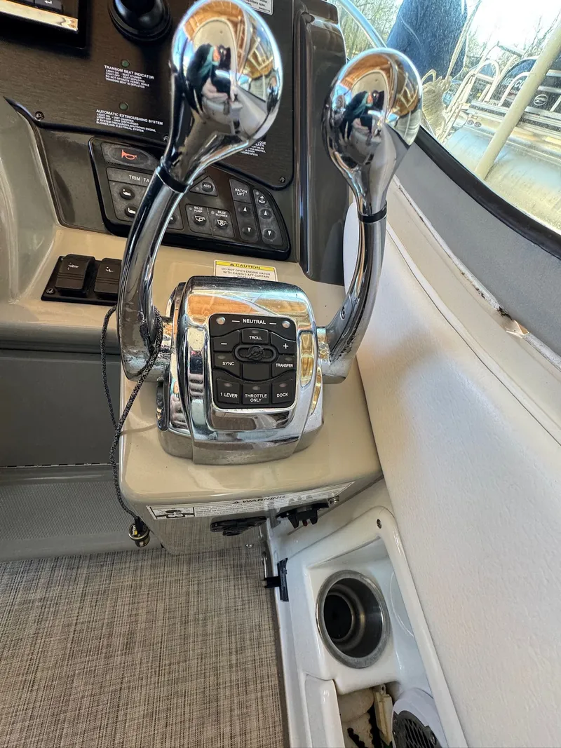 Slide: The Image of Sea Ray Sundancer 330 2015 - 5