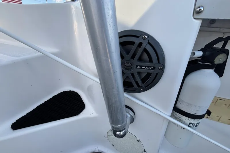 Slide: The Image of Bayliner 2002 Trophy Walkaround 1998 with JL Audio speaker and fire extinguisher. - 19