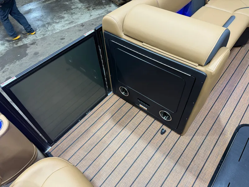 Slide: The Image of Bentley Pontoons Legacy 223 QSB Swingback Tritoon & Honda 4-Stroke EFI 2026 - 28