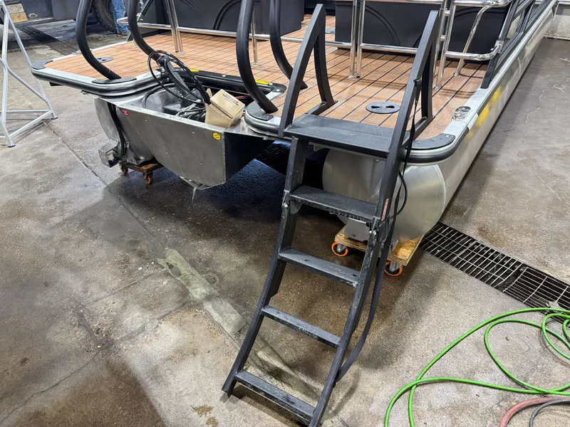 Slide: The Image of Bentley Pontoons Legacy 223 QSB Swingback Tritoon & Honda 4-Stroke EFI 2026 - 44