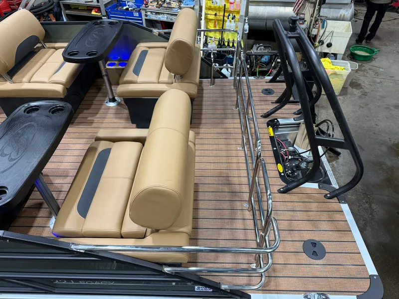 Slide: The Image of Bentley Pontoons Legacy 223 QSB Swingback Tritoon & Honda 4-Stroke EFI 2026 - 5