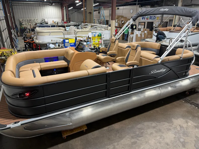 The Image of Bentley Pontoons Legacy 223 Navigator Quad Lounge Tritoon & Honda 4-Stroke EFI 2026 - 1