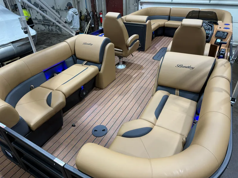 Slide: The Image of Bentley Pontoons Legacy 223 Navigator Quad Lounge Tritoon & Honda 4-Stroke EFI 2026 - 20