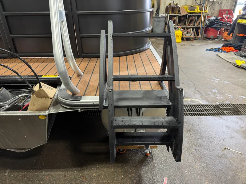 Slide: The Image of Bentley Pontoons Legacy 223 Navigator Quad Lounge Tritoon & Honda 4-Stroke EFI 2026 - 39