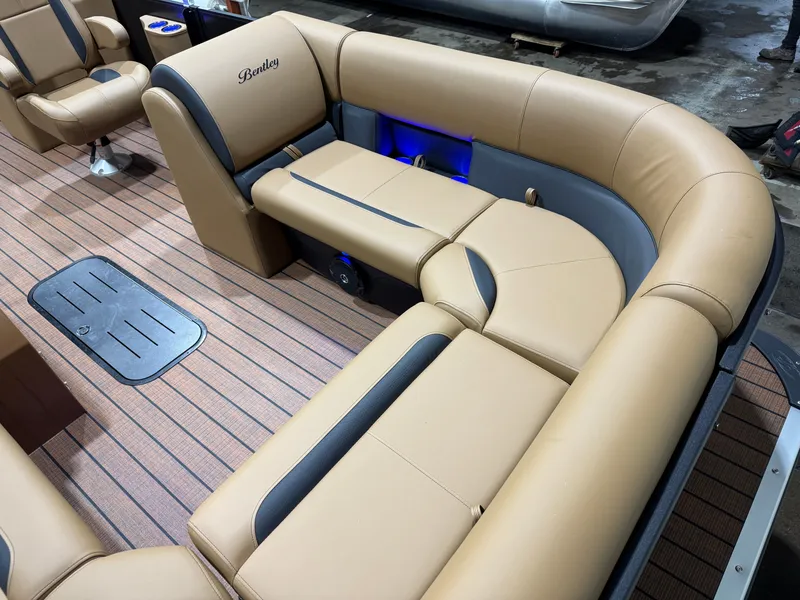 Slide: The Image of Bentley Pontoons Legacy 223 Navigator Quad Lounge Tritoon & Honda 4-Stroke EFI 2026 - 9