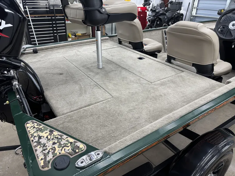 Slide: The Image of Tracker Bass Tracker Classic Limited 2026 - 11