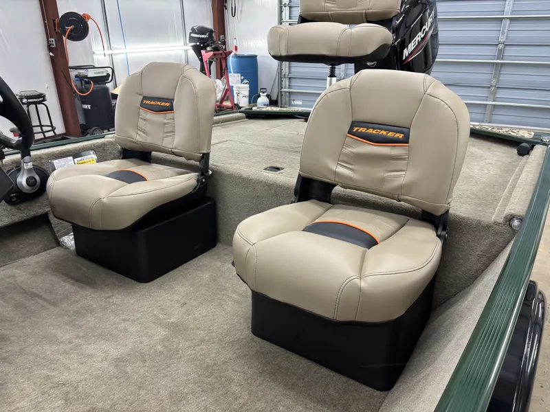 Slide: The Image of Tracker Bass Tracker Classic Limited 2026 - 13