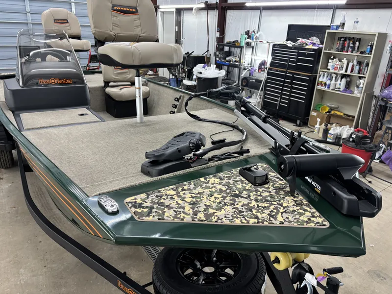 Slide: The Image of Tracker Bass Tracker Classic Limited 2026 - 4