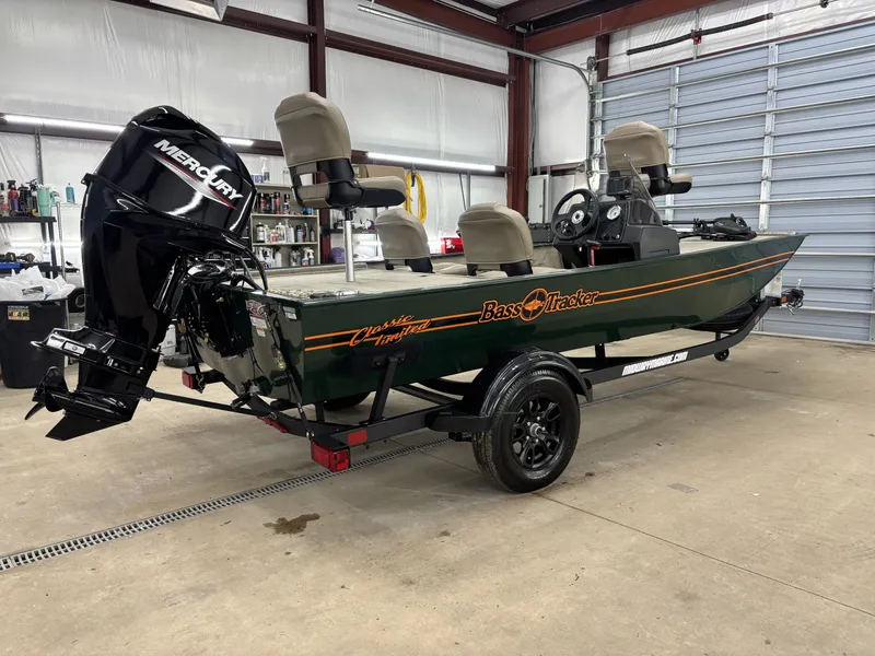 Slide: The Image of Tracker Bass Tracker Classic Limited 2026 - 6