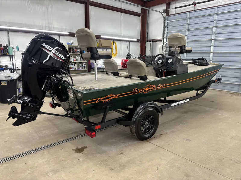 Slide: The Image of Tracker Bass Tracker Classic Limited 2026 - 7