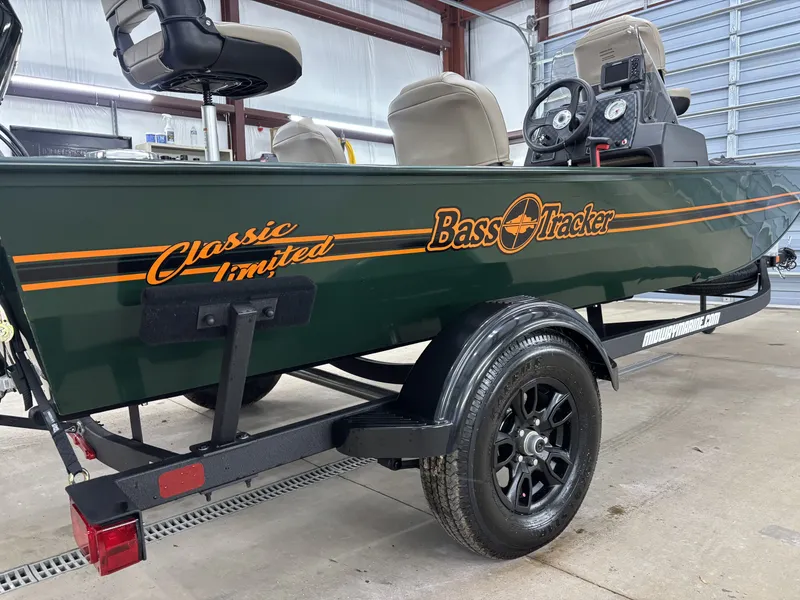 Slide: The Image of Tracker Bass Tracker Classic Limited 2026 - 8