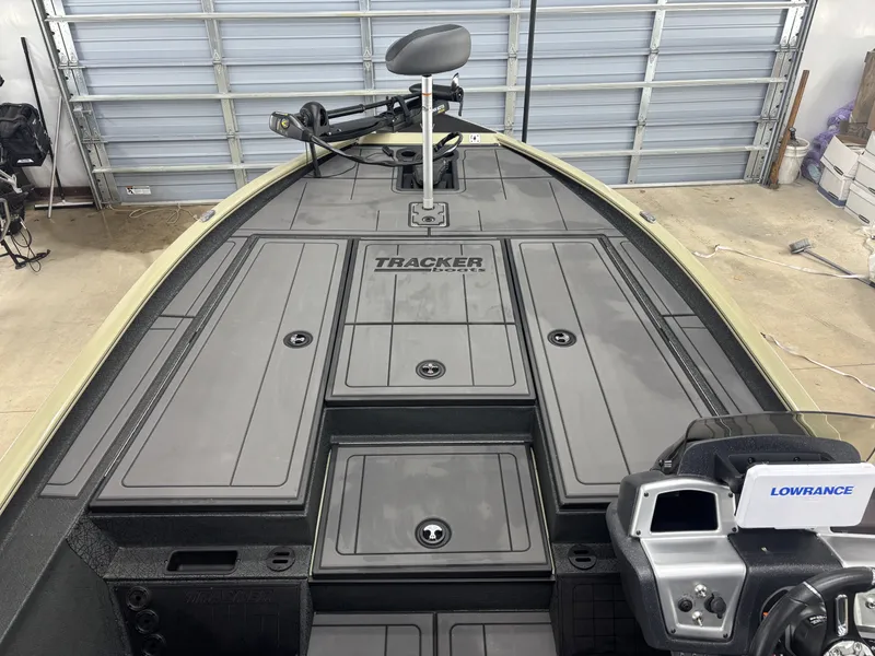 Slide: The Image of Tracker Savage 215 2026 - 12