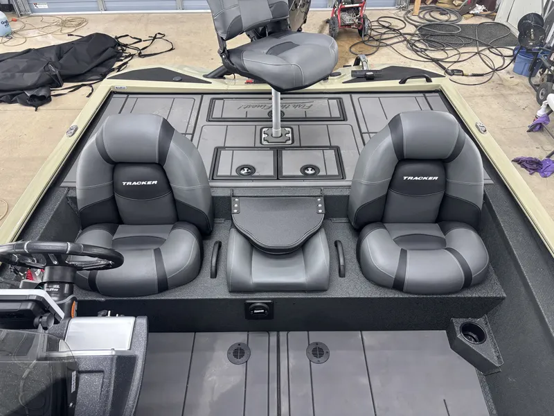 Slide: The Image of Tracker Savage 215 2026 - 16