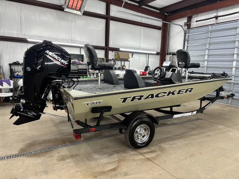 Slide: The Image of Tracker Pro Team 175 2026 - 10