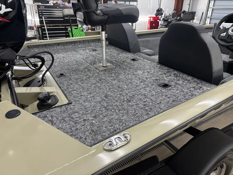 Slide: The Image of Tracker Pro Team 175 2026 - 13