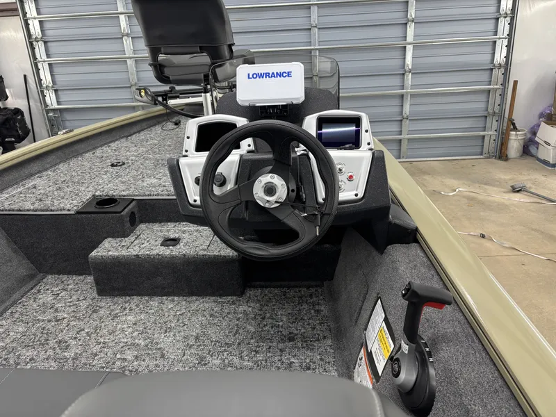 Slide: The Image of Tracker Pro Team 175 2026 - 14