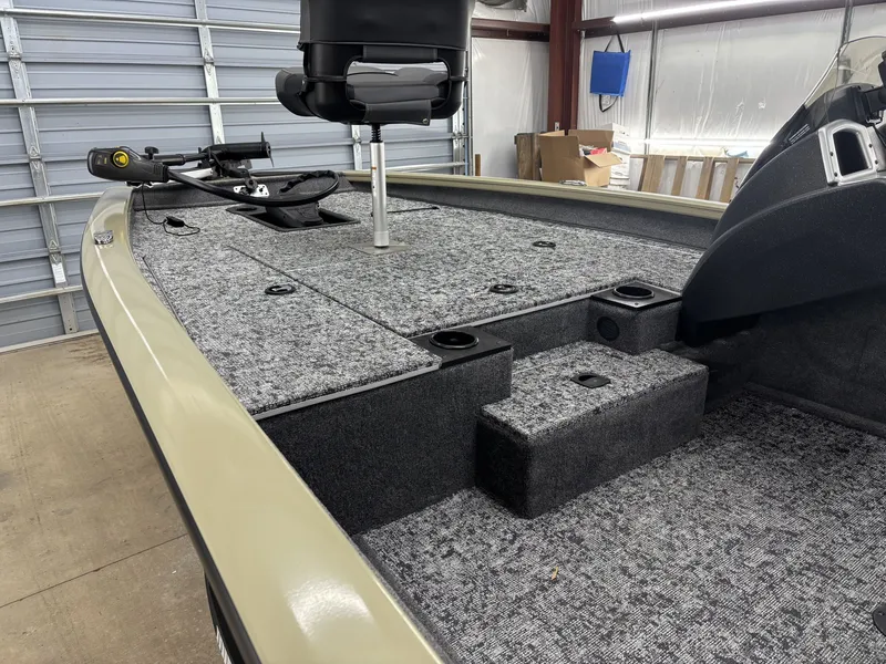 Slide: The Image of Tracker Pro Team 175 2026 - 15