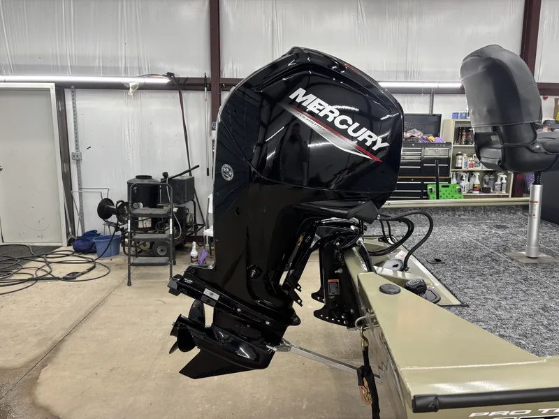 Slide: The Image of Tracker Pro Team 175 2026 - 6