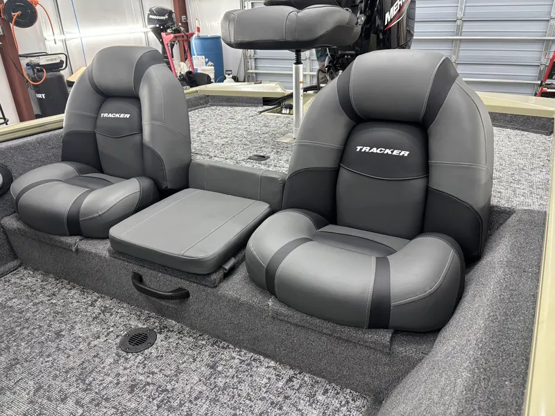 Slide: The Image of Tracker Pro Team 175 2026 - 7