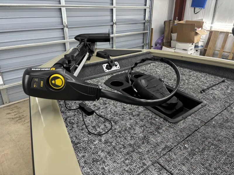 Slide: The Image of Tracker Pro Team 175 2026 - 8