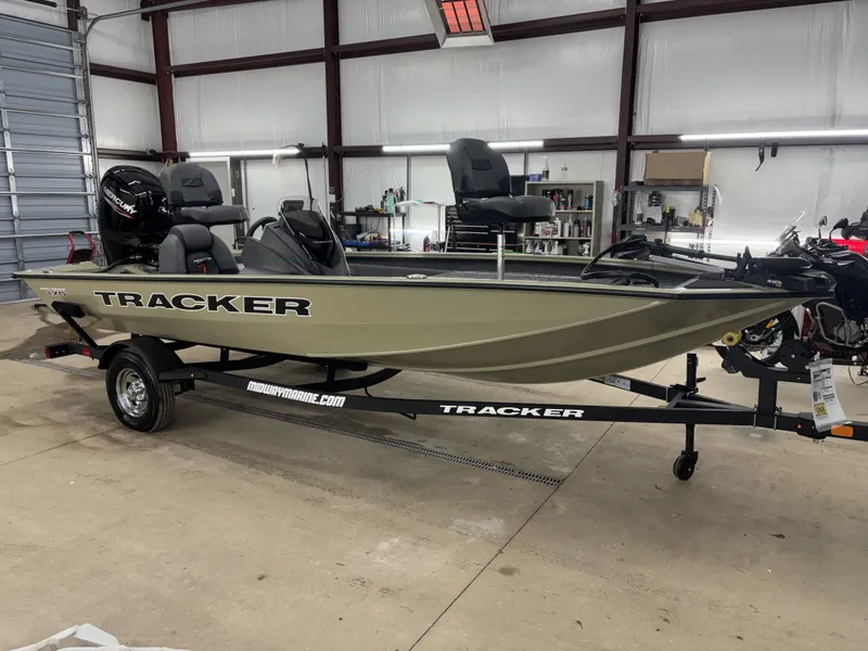 Slide: The Image of Tracker Pro Team 175 2026 - 9