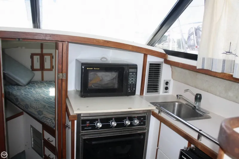 Slide: The Image of Carver Yachts 2897 Mariner 1988 - 4