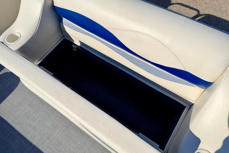 Slide: The Image of 2005 Bennington 205L boat seat with storage compartment and cup holder. - 19