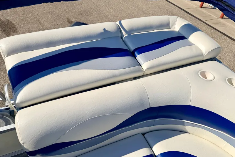 Slide: The Image of 2005 Bennington 205L boat seating with blue and white upholstery, featuring cup holders. - 29