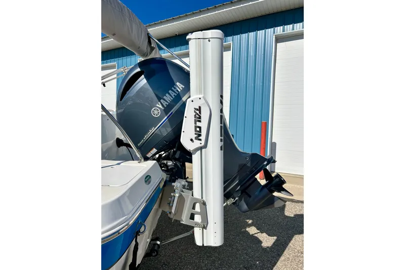 Slide: The Image of 2019 Hurricane SunDeck Sport 201 OB with Yamaha outboard motor and Talon anchor system. - 59