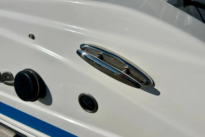 Slide: The Image of 2019 Hurricane SunDeck Sport 201 OB boat cleat and fittings detail. - 61