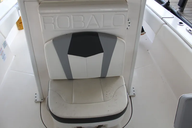 Slide: The Image of Robalo 266 Cayman 2022 - 12