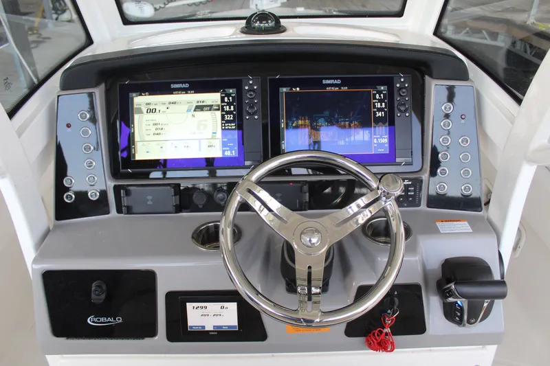 Slide: The Image of Robalo 266 Cayman 2022 - 8