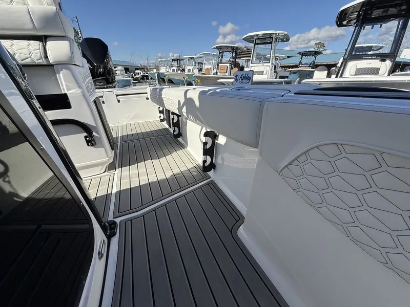 Slide: The Image of Tidewater 2700 Carolina Bay TWIN 300S-ONYX PKG 2026 - 16