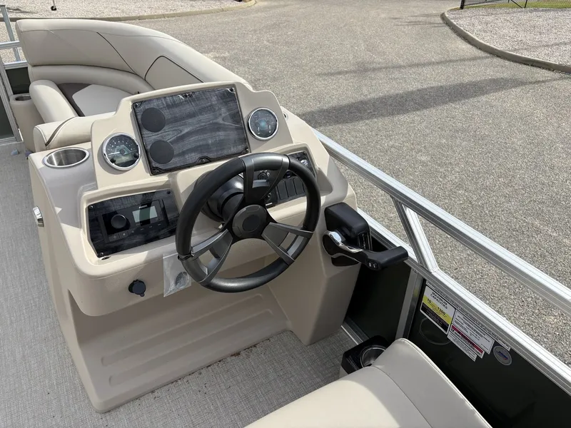 Slide: The Image of Avalon Venture 85 21 CRUISE-115HP 2026 - 8