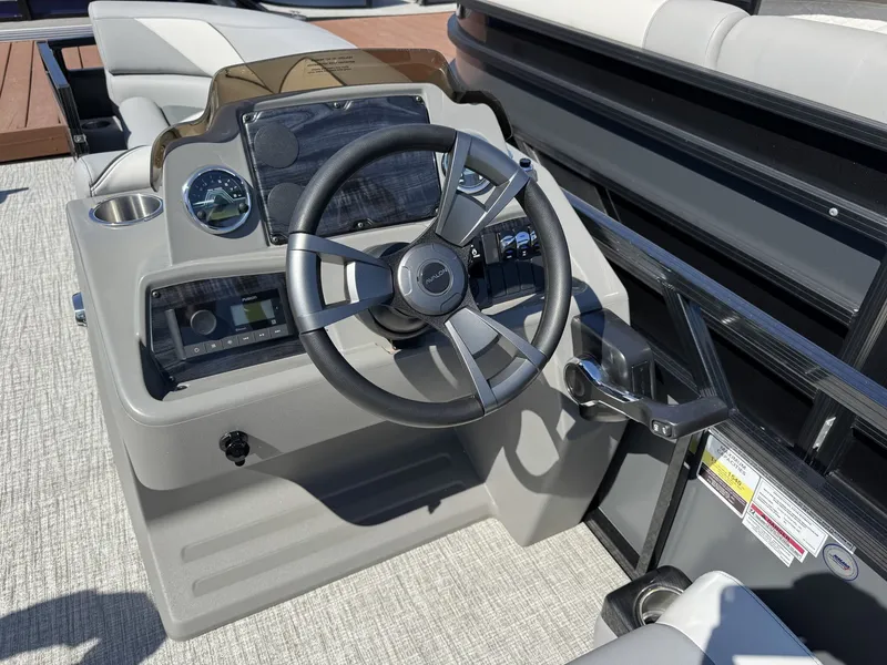 Slide: The Image of Avalon Venture 85 23 REAR BENCH-140HP 2026 - 3