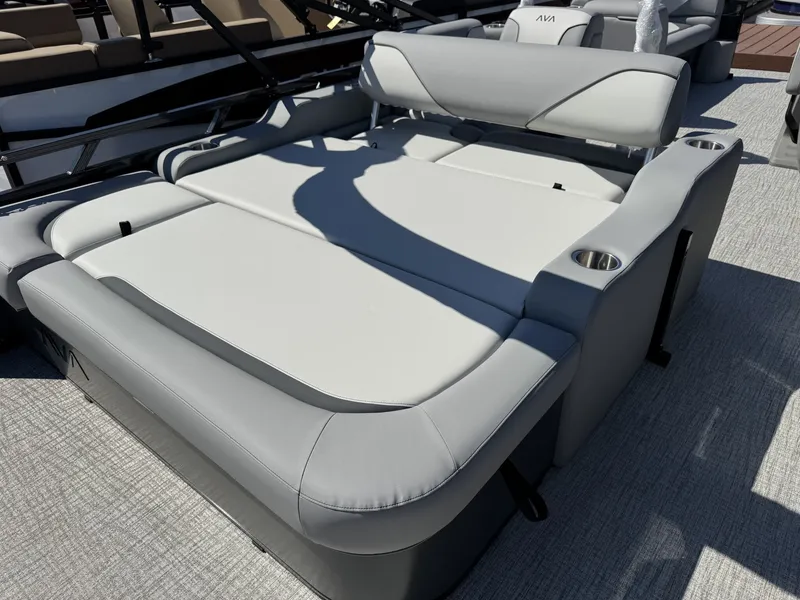 Slide: The Image of Avalon Venture 85 23 REAR BENCH-140HP 2026 - 6