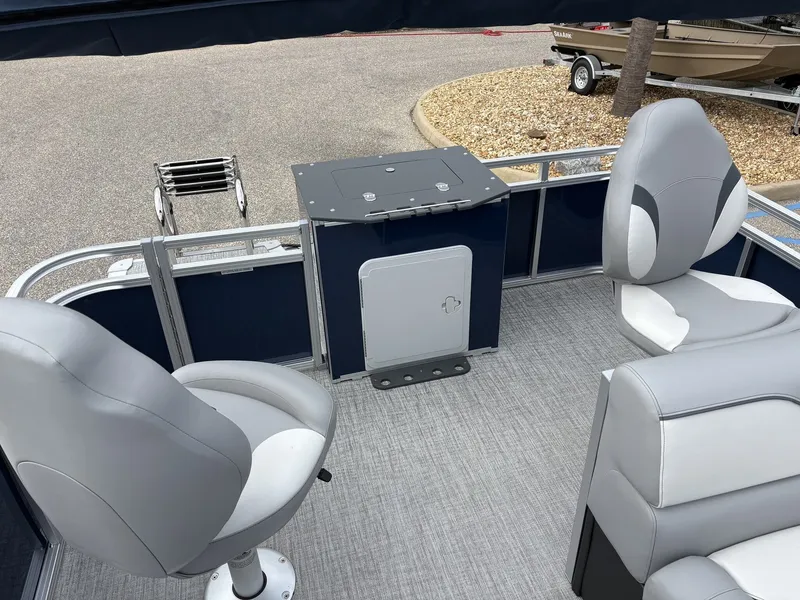 Slide: The Image of Avalon Venture 21 REAR FISH-90HP 2026 - 7