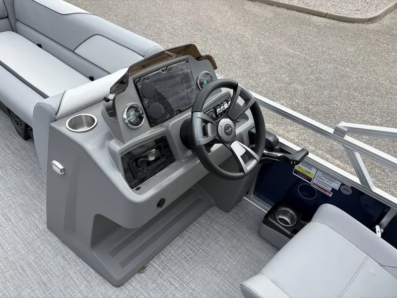 Slide: The Image of Avalon Venture 21 REAR FISH-90HP 2026 - 8