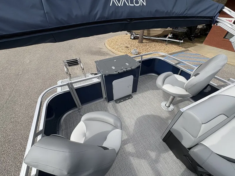 Slide: The Image of Avalon Venture Rear Fish - 21' 2026 - 5